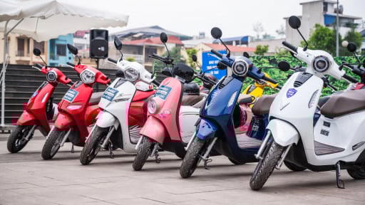 Xe máy xăng sắp bị hạn chế, người dùng tranh thủ chuyển sang xe điện