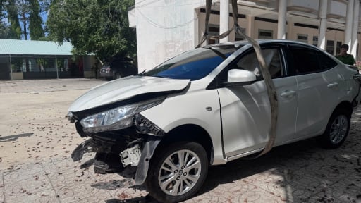 Vụ sụt lún đường ở Tây Ninh: Bất ngờ nghe tiếng rầm, xe đã lật ngang, tài xế bàng hoàng kể lại sự việc 