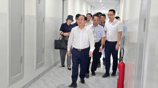 Thứ trưởng Bộ Xây dựng Nguyễn Văn Sinh kiểm tra các dự án nhà ở xã hội ở Đà Nẵng