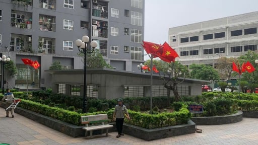 Nuôi chó mèo phóng uế bừa bãi: Nỗi ám ảnh của cư dân chung cư