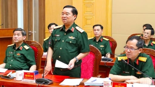 Trung tướng Trịnh Đình Thạch, Bí thư Đảng ủy, Chính ủy Quân khu 5 bàn giao chức trách để nghỉ công tác