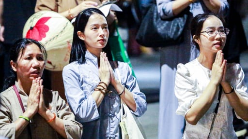 Xếp hàng xuyên đêm chiêm bái Xá Lợi Phật, nhiều người không kìm được xúc động, bật khóc nức nở