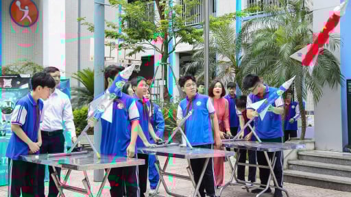 Học sinh Hà Nội hào hứng với màn bắn tên lửa ngay tại sân trường
