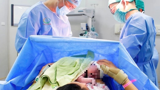 Bộ Chính trị yêu cầu nghiên cứu ban hành các chính sách hỗ trợ cho phụ nữ sinh đủ 2 con trước 35 tuổi