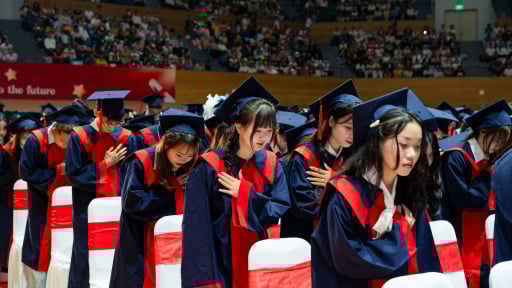 Giọt nước mắt hạnh phúc trong nghi thức tri ân cha mẹ tại lễ tốt nghiệp FPT Polytechnic