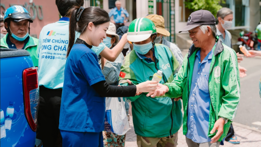 Những nụ cười mát lành giữa trưa hè từ xe nước miễn phí của Long Châu