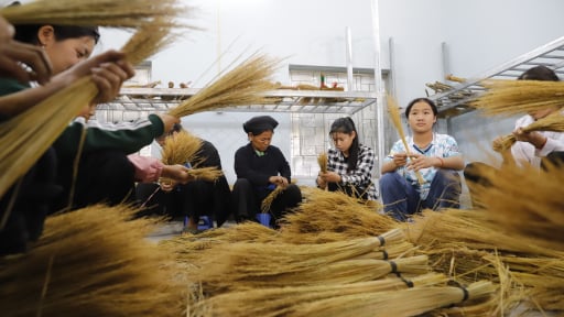 Mô hình chổi quét 3S từ rơm nếp – giải pháp phát triển kinh tế bền vững cho phụ nữ, trẻ em Hà Giang