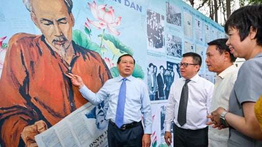 Người dân có thể “chạm” vào những hiện vật vô giá về Bác Hồ tại triển lãm “Rạng rỡ tên Người”