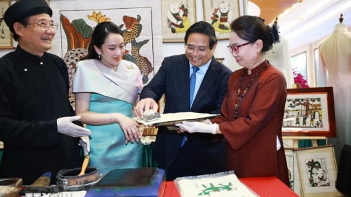 Thủ tướng Phạm Minh Chính và Thủ tướng Thái Lan thưởng lãm các sản phẩm thủ công