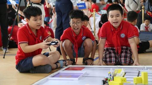Hàng trăm học sinh Hà Nội đấu trí cùng robot, phụ huynh vui mừng thấy con mê hơn cả 'chơi game'