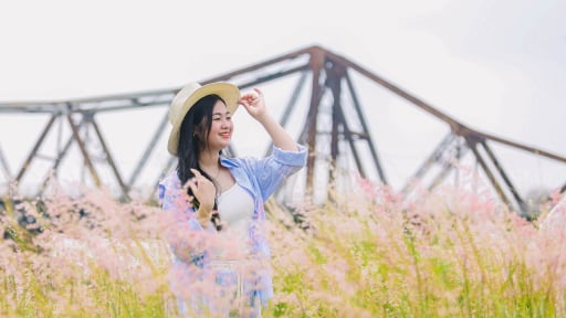 Bãi cỏ màu hồng dưới chân cầu Long Biên có gì đặc biệt mà giới trẻ đổ về check-in ầm ầm?