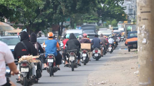  Hơn 3km đường Phạm Văn Bạch dang dở suốt gần 20 năm, vỉa hè thành chợ cóc