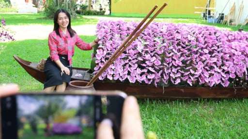 Cuối tuần, người dân TP HCM lên đồ đi ngắm hàng nghìn tác phẩm hoa lan đọ sắc