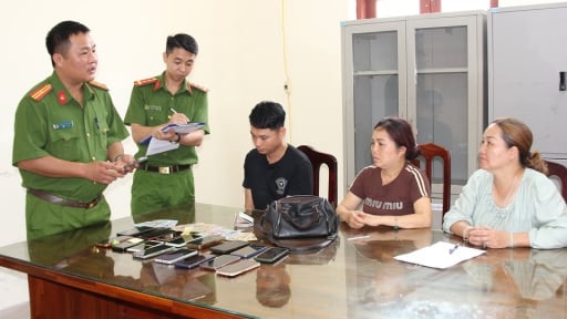 Nhóm đối tượng dàn cảnh chen lấn, xô đẩy rồi trộm 19 điện thoại cùng nhiều tài sản của người dân chiêm bái xá lợi Đức Phật