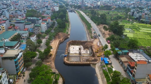 Hình hài đập dâng đầu tiên trên sông Tô Lịch dần lộ diện sau 2 tháng thi công