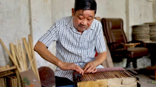Một nghệ nhân ở làng nghề nức tiếng Hà Nội có gần 50 năm đan tranh chân dung Bác Hồ từ mây tre