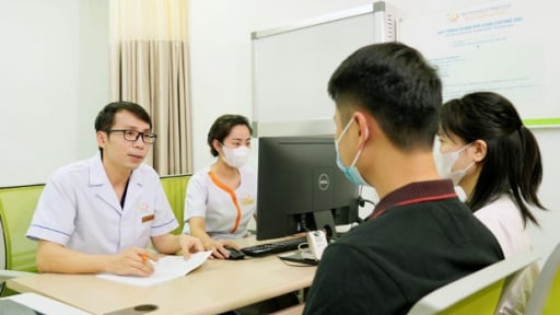 Hiếm muộn vì quai bị, người cha 8X bất ngờ đón cặp song sinh