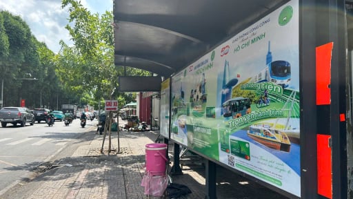 Nhiều nhà chờ xe buýt ở TP.HCM thành nơi giữ xe, chứa rác, bản điện tử tê liệt