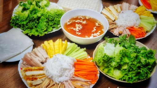 Tạm biệt nắng nóng với món cuốn “chân ái” vừa tươi mát vừa hấp dẫn, ai cũng làm được
