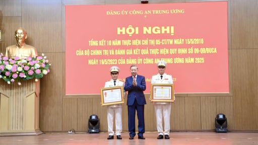 Trung tướng Tô Ân Xô, Trợ lý Tổng Bí thư và Thứ trưởng Bộ Công an Đặng Hồng Đức được trao tặng Huân chương cao quý