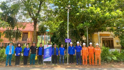 Đoàn thanh niên Điện lực Huế phối hợp với Thành Đoàn Huế thực hiện chương trình 'Thắp sáng đường biên' năm 2025 