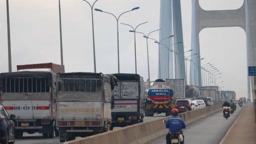 Tài xế “kêu trời” vì ùn ứ gia tăng trên cầu Phú Mỹ sau khi phân làn