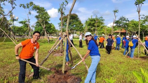 Kiều bào cảm nhận ý nghĩa từ Tết trồng cây nhớ Bác, góp thêm màu xanh cho quê hương