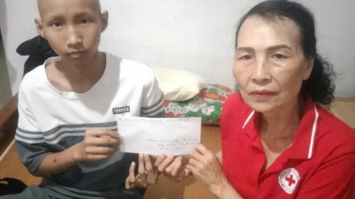 Bạn đọc Báo Dân Việt tiếp thêm hy vọng cho ông bố nghèo cứu con trai bị ung thư