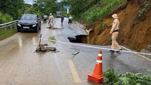 Mưa lớn kéo dài gây sạt lở nghiêm trọng trên quốc lộ 4D, Lai Châu