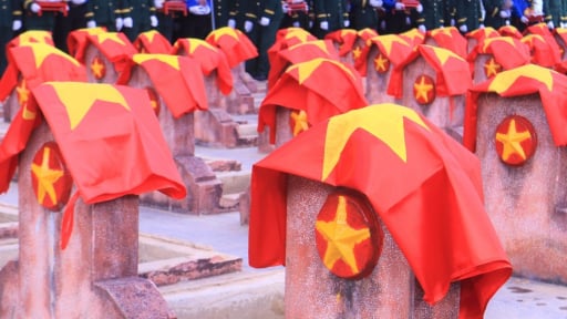 Hình ảnh xúc động tại lễ an táng 76 hài cốt liệt sĩ hy sinh ở nước bạn Lào về với đất mẹ