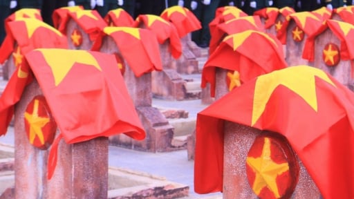Hình ảnh xúc động tại lễ an táng 76 hài cốt liệt sĩ hy sinh ở nước bạn Lào về với đất mẹ