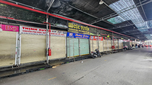 Cảnh khác lạ tại chợ Ninh Hiệp: Cửa hàng đóng cửa bất ngờ, đường sá vắng lặng