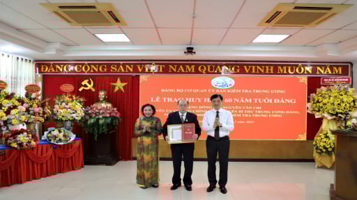 Nguyên Chủ nhiệm Ủy ban Kiểm tra Trung ương Nguyễn Văn Chi nhận Huy hiệu cao quý của Đảng