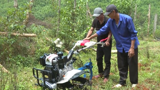 Giảm nghèo ở Quảng Bình, lần đầu tiên trong đời người Ma–Coong bản Chăm Pu sử dụng máy cày