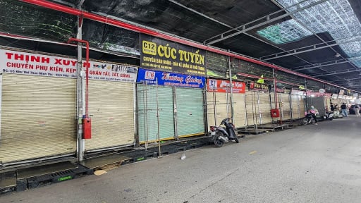 Cảnh khác lạ tại chợ Ninh Hiệp: Cửa hàng đóng cửa bất ngờ, đường sá vắng lặng