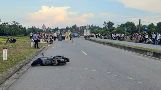 Tai nạn giao thông khiến 2 học sinh thương vong, nghi do áo mưa hất lên mặt che mất tầm nhìn