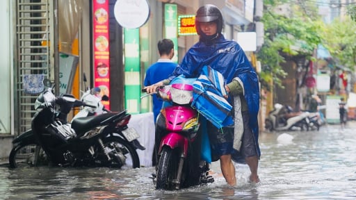 Hà Nội ngập vì mưa lớn, nhiều xe chết máy