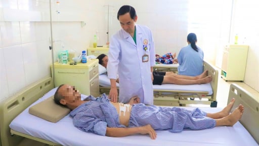 Thủng dạ dày vì tự dùng thuốc giảm đau trong nhiều ngày