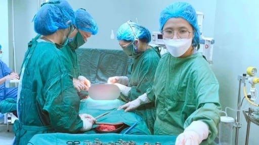 Vừa mổ lấy thai vừa bóc tách 9 khối u xơ tử cung