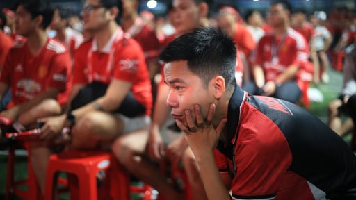 Fan MU tức trào nước mắt khi Quỷ đỏ thua Tottenham ở chung kết Europa League