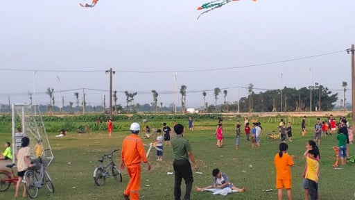 EVNHANOI cảnh báo thả diều có thể nguy hiểm tới tính mạng