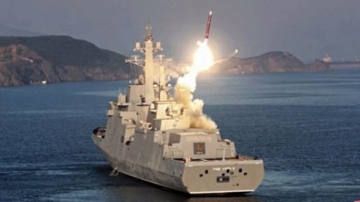 Tàu chiến mới của Triều Tiên gặp 'tai nạn nghiêm trọng', ông Kim Jong Un tuyên bố không dung thứ