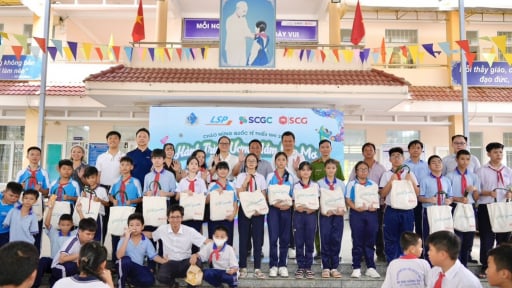 100 học sinh khiếm thính được học về an toàn trên không gian mạng
