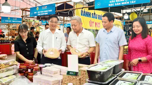 Một phiên chợ đặc biệt quy tụ hơn 500 sản phẩm OCOP, nông sản, đặc sản các làng nghề ở giữa Thủ đô Hà Nội