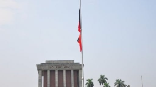 Treo cờ rủ, ngừng hoạt động vui chơi trong 2 ngày Quốc tang nguyên Chủ tịch nước Trần Đức Lương