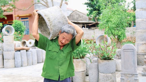 Ông nông dân Thái Bình mang xe thồ đi khắp nơi sưu tầm thứ kỳ lạ về xây cổng đình làng, dựng khuôn viên