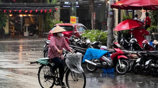 Đang mưa lớn toàn TP.HCM, cơ quan chức năng cảnh báo có nơi sẽ ngập
