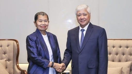 Ủy viên Bộ Chính trị, Bí thư Trung ương Đảng Đỗ Văn Chiến tiếp Đoàn đại biểu cấp cao Đảng Nhân dân Campuchia sang dự lễ quốc tang nguyên Chủ tịch nước Trần Đức Lương