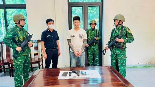 Bắt Tống Thanh Phong giấu súng CZ85, đạn và 'hàng trắng' trong ba lô từ Lào về Việt Nam