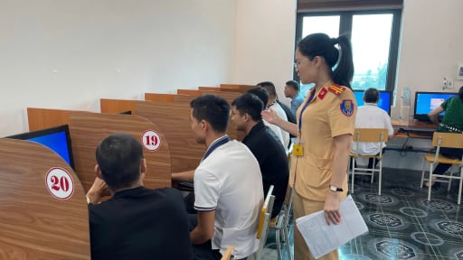 Công an Quảng Ninh tổ chức kỳ sát hạch lái xe đầu tiên, kiểm tra nồng độ cồn trước khi thí sinh thi thực hành